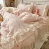 Conjunto de cama de inverno estilo coreano, delicado e feminino, com acabamento em renda (conjunto de quatro peças) e um conjunto espesso de flanela de coral (conjunto de três peças)