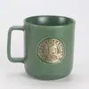 Fabricante personaliza tazas con placa de nombre de cerámica, regalos empresariales, tazas con insignia de cobre con grabado de logo, suministro a granel de tazas con insignia de cobre