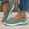 Zapatos de mujer transfronterizos talla grande zapatos casuales, zapatos transpirables de punto volador, zapatos de malla ligeros y cómodos para mujer, zapatos de verano populares de un solo color