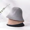 Sombrero de pescador de cubo estilo japonés y coreano para primavera y otoño, sombrero de pescador femenino, color sólido, todo a juego, sombrero tipo cubeta, circunferencia de cabeza grande, adelgazamiento facial, pequeño, moda, venta al por mayor
