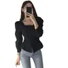 Camisa personalizada con escote cuadrado y una abertura en el dobladillo