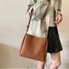 Bolsos de Mujer de Moda de Este Año, Gran Capacidad, Nuevos Bolsos de Hombro Retro de Moda Otoño e Invierno 2025, Bolsos Cubo Versátiles Texturizados