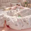 Conjunto Genuino de Cuatro Piezas Grado Maternidad y Bebé, Gasa de Doble Capa, Adecuado para Dormir Desnudo, Sábana y Funda Nórdica Florales de Algodón Puro, Juego de Tres Piezas Estilo Ins para Dormitorio
