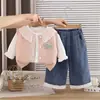 Conjunto de Roupas de Outono para Meninas 2026 Novo Estilo Moda Primavera e Outono para Bebês Versão Coreana Suéter com Letras Colete Conjunto de Três Peças Atacado