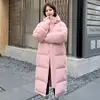 Nueva chaqueta de plumón de longitud media para invierno 2026, moderna y casual, adecuada para usar al aire libre, con capucha, relleno cálido de plumón de pato y estilo para parejas
