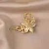 Broche de Liga de Metal com Pérola e Flor, Alto Padrão, Luxo Leve, Joias de Broche de Alto Padrão, Acessórios de Corsage para Combinar com Roupas Atacado