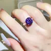 Anillo de moissanita con incrustaciones moradas de cuatro garras al por mayor moda femenina morado taladro ocho corazones ocho cortes taladro pluma