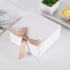 Cajas de Papel Kraft con Tapa Abatible en Stock al por Mayor, Cajas de Regalo para Postres de Cartulina Blanca, Cajas de Empaque Combinadas para Macarons con Lazo al por Mayor