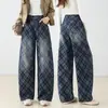Jeans de pierna curva a cuadros retro americano, un diseño elegante para el otoño de 2026, con un aspecto lavado, plisado y casual, perfectos para crear una silueta de pierna larga única y personalizada