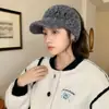 Chapéu Baotou Retrô Coreano para Mulheres na Moda Outono e Inverno Chapéu de Lã com Letras Aba Curta Chapéu de Bico Chapéu de Celebridade da Internet Fotografia de Rua
