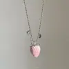 Colar Pingente Morango de Veludo Rosa Degradê para Meninas, Choker Moda Tendência Doce e Fofo Corrente de Suéter