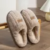 Novas pantufas de algodão com sola grossa para mulheres, inverno 2026, quentes e antiderrapantes para casa, pantufas de chão para casais com forro de fleece, estilo masculino