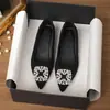 Sapatos de Salto Alto Apontados com Strass Estilo Francês para Mulheres, Modelo Novo de Primavera, Salto Fino, Salto Baixo, Sapatos Sociais Pretos Profissionais para Mulheres, Atacado