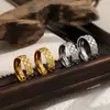 Anel de Diamante de Precisão com Grelhas Quadradas Largas Fashionável Banhado a Aço Titânio Ouro 24K Estilo Ins Anel Popular Retro de Alta Qualidade para Mulheres