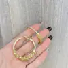 Brincos Redondos com Lantejoulas Envoltas e Cravejados com Diamantes de Luxo Leve para Mulheres, Brincos de Estilo Cool, Brincos Atmosféricos Exagerados Europeus e Americanos