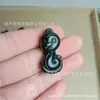 Directo de fábrica Jade de tinta natural de Xinjiang colgante de dibujos animados doce signos del zodíaco Rey de la Medicina talla en piedra colgante pequeño boutique venta al por mayor