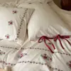 Estilo fresco y sencillo bordado floral juego de cama individual y doble algodón-lino juego de tres o cuatro piezas textil para el hogar