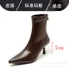 Botas Curtas de Camurça Bico Fino Salto Agulha para Mulheres 2025 Outono e Inverno Novas Botas Slim com Forro de Lã Chelsea Francês Elástico