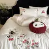 Conjunto Romântico Francês de Algodão Escovado 100S Quatro Peças Flores Pequenas Bordado em Toalha Acabamento em Renda Capa de Edredom Quente para Outono e Inverno