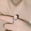 Anillo Versa de borla de lazo asimétrico con perla negra, anillo Tahidi de cuentas de concha marina barroca con circón