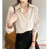 Camisa feminina de chifon para o início da primavera de 2026, top com design moderno, corte solto, usada em camadas com camisa branca como base.