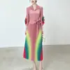 Vestido Midi Plissado com Aplicação Tridimensional, Gola Reversível e Amarração na Cintura da Miyake Heavy Industry, Vestido Evasê Emagrecedor para Mulheres