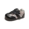 Zapatillas infantiles con estampado floral, nueva colección otoño/invierno 2026, zapatos de interior de punta redonda para niñas, adecuados para el jardín de infancia, y diseñados en estilo de zapatillas de entrenamiento alemanas