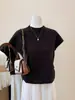 Top de mujer de manga corta con cuello irregular medio alto, camiseta base para el verano 2026, top de punto ajustado