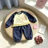 Nuevo conjunto de niña estilo dulce: un conjunto de dos piezas que presenta una sudadera de cuello redondo, con bloques de color y volantes, y pantalones largos de manga larga hasta el tobillo