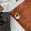 Se trata de un bonito collar tipo sillín de estilo coreano con un colgante irregular sencillo y una cadena larga para clavícula.