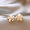 Aretes de botón de flor dorada, exquisitos y compactos, nuevo modelo popular 2026, joyería de lujo ligero, de alta gama, aretes elegantes y con estilo para mujer