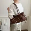 Bolso de mano informal de ante con lunares para mujer, gran capacidad, nueva colección de otoño 2026, bolso tote retro para el día a día, bolso de hombro y bolso de axila