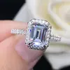 Anillo de Plata 925 con Diamante de Alto Carbono para Mujer, Anillo Sencillo y Elegante de Corte Esmeralda Micro-Pavimentado 18K
