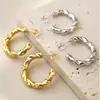 Brincos de argola lisos minimalistas com um toque de luxo e elegância 0813g07