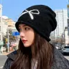 Gorro de tricô feminino com design de borboleta, perfeito para outono e inverno, oferecendo calor e um visual retrô, adequado para cabeças maiores e projetado para fazer o rosto parecer menor