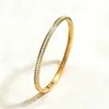 Pulsera de Acero Titanio Apilada Forma de T de Trébol de Venta Caliente Europea y Americana para Mujeres, Joyería de Pulsera de Oro de Gama Alta al por Mayor