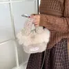 Bolso Cubo Cruzado para Viajes Super Caliente Bolso de Felpa para Mujer de un Solo Hombro Casual Nueva Moda Otoño Invierno Versátil Temperamento 2026