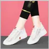 Una generación de zapatos nuevos de primavera y otoño para mujer, zapatos casuales coreanos, zapatos transpirables de tela del viejo Pekín, zapatillas bajas para mujer