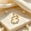 Design de raio de estrela em camadas, delicadamente incrustado, oferecendo um toque de luxo discreto e sofisticação. Uma coleção versátil de anéis para mulheres, apresentando estilos minimalistas e únicos que exalam um charme refinado e elegante.