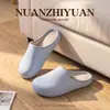 Chinelos impermeáveis de bico em EVA para mulheres, novo estilo 2026 para o inverno, para usar em casa, antiderrapantes, chinelos de algodão com forro de pelúcia para homens