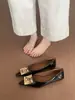 Sapatos Vermelhos de Salto Baixo com Fivela de Metal Retrô e Bico Fino para Mulheres, Novo Estilo Primavera e Outono 2025, Boca Rasa Versáteis para o Dia a Dia