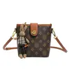 Bolsa Transversal Bucket Pequena Ultra-Trendy para Mulheres, Nova Bolsa de Ombro e Mão de Luxo Leve de Nicho High-End com um Pequeno Pingente de Coelho
