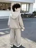 Traje Masculino Outono 2026 Novo Primavera e Outono Infantil Fresco Casual Moda Versátil Menino Bebê Conjunto de Três Peças Tendência