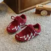 Zapatos de Argán para Niños de Exterior 2026 Otoño/Invierno Nuevo Estilo Zapatos Deportivos de Moda para Niños Estilo Coreano Ligeros para Niñas Zapatos de Entrenamiento Alemanes