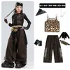 Figurino de dança jazz para meninas, com adornos de strass, lantejoulas, tecido de rede e estampa de leopardo, adequado para apresentações de dança, shows de street dance e desfiles de moda.