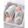 Chinelos de algodão Baotou, estilo primavera e outono para mulheres, chinelos internos pós-parto, adequados para uso doméstico, com sola fina, podem ser usados ao ar livre e adequados para todas as estações