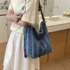 Bolso de mezclilla casual de gran capacidad para mujer, nuevo modelo 2026, bolso cruzado versátil para el día a día, bolso de hombro tipo tote a la moda
