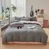Conjunto Minimalista Classe A de Quatro Peças: Capa de Edredom de Algodão Lavado, Lençol com Elástico e Conjunto de Cama de Três Peças Listrado para Dormitório Estudantil