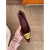 Primer Encuentro Zapatos de Salón de Punta Baja con Hebilla Metálica Retro para Mujer Otoño Rojo Vino Versátiles Tacón de Gato Zapatos para Ir al Trabajo Tacón Bajo