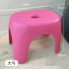 O banquinho pequeno é resistente e durável, feito de plástico antiderrapante, adequado para uso doméstico na sala de estar, banheiro ou lavabo como um banquinho baixo ou cadeira.
